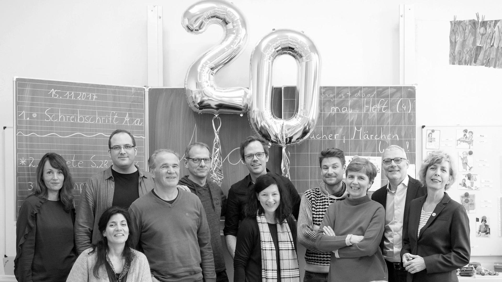 Die Redaktion von Campus & Karriere steht vor einer Schultafel, oben bilden zwei Loftballons die Zahl 20. Die Redaktion von Campus & Karriere steht vor einer Schultafel, oben bilden zwei Loftballons die Zahl 20.
