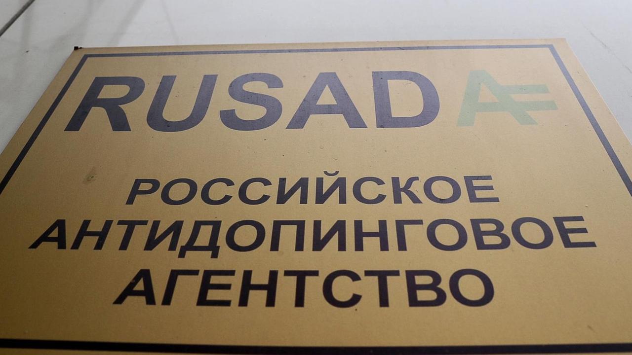 Schild am Gebäude der Rusada in Moskau Schild am Gebäude der Rusada in Moskau