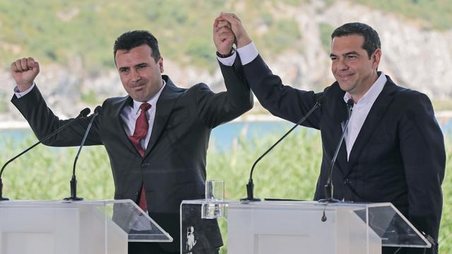 Prespes, Griechenland: Alexis Tsipras (rechts), griechischer Ministerpräsident, und Zoran Zaev, sein mazedonischer Amtskollege, jubeln nach der Unterzeichnung eines bilateralen Abkommens. Mit der Vereinbarung soll der Namensstreit zwischen den zwei Nachbarländern beigelegt werden. Die an Mazedonien grenzende griechische Provinz trägt den gleichen Namen.
