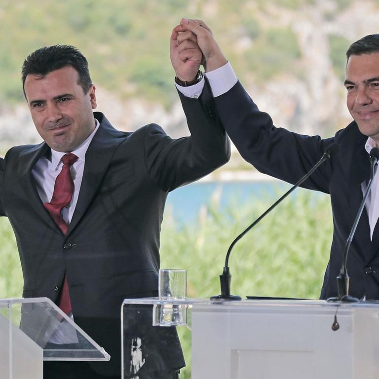 Prespes, Griechenland: Alexis Tsipras (rechts), griechischer Ministerpräsident, und Zoran Zaev, sein mazedonischer Amtskollege, jubeln nach der Unterzeichnung eines bilateralen Abkommens. Mit der Vereinbarung soll der Namensstreit zwischen den zwei Nachbarländern beigelegt werden. Die an Mazedonien grenzende griechische Provinz trägt den gleichen Namen.