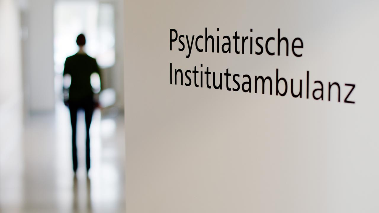 Eine Mitarbeiterin steht in der Psychiatrischen Institutsambulanz (PIA) an der Klinik für Psychiatrie und Psychotherapie am Klinikum Braunschweig. Eine Mitarbeiterin steht in der Psychiatrischen Institutsambulanz (PIA) an der Klinik für Psychiatrie und Psychotherapie am Klinikum Braunschweig.