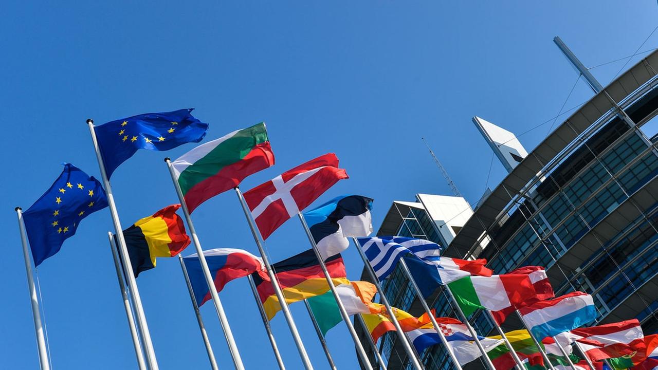 Flaggen wehen vor dem Europaparlament in Straßburg Flaggen wehen vor dem Europaparlament in Straßburg