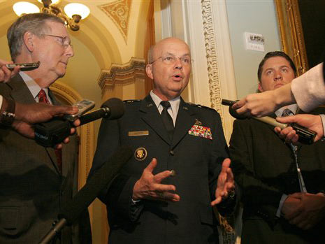 Der designierte CIA-Direktor und Ex-NSA-Chef Michael Hayden stellt sich Fragen der Journalisten. Der designierte CIA-Direktor und Ex-NSA-Chef Michael Hayden stellt sich Fragen der Journalisten.