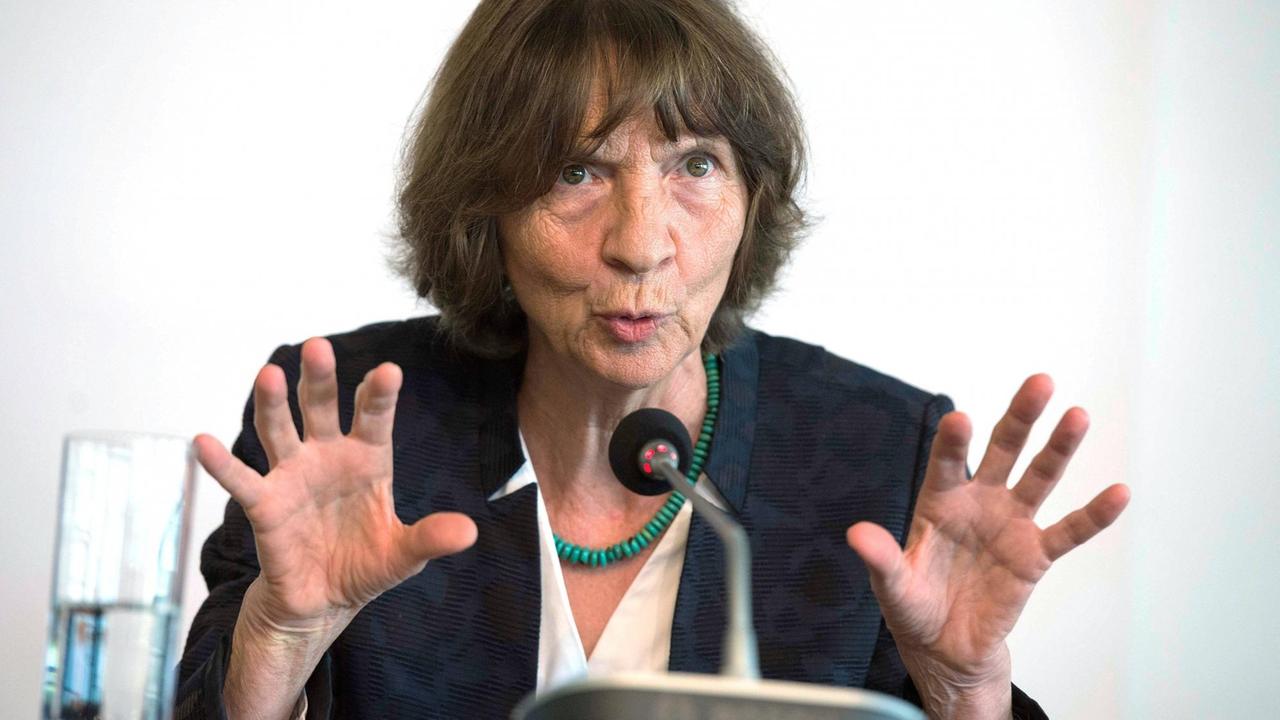 Aleida Assmann spricht in ein Mikrofon und gestikuliert. Aleida Assmann spricht in ein Mikrofon und gestikuliert.