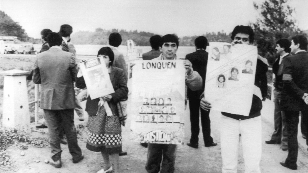Vor der "Colonia Dignidad" Siedlung in Parral, knapp 400 Kilometer südlich von Santiago in Chile, demonstrieren am 5. Mai 1988 Angehörige von chilenischen Jugendlichen, die dort angeblich festgehalten werden. Vor der "Colonia Dignidad" Siedlung in Parral, knapp 400 Kilometer südlich von Santiago in Chile, demonstrieren am 5. Mai 1988 Angehörige von chilenischen Jugendlichen, die dort angeblich festgehalten werden.