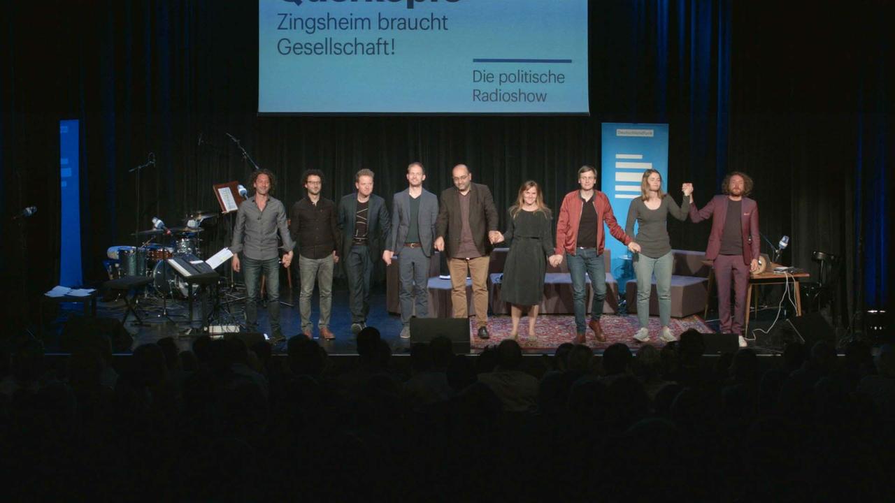 Tosender Applaus für Gastgeber, Showband und Gäste von "Zingsheim braucht Gesellschaft" auf der Bühne des Comedia Theaters.