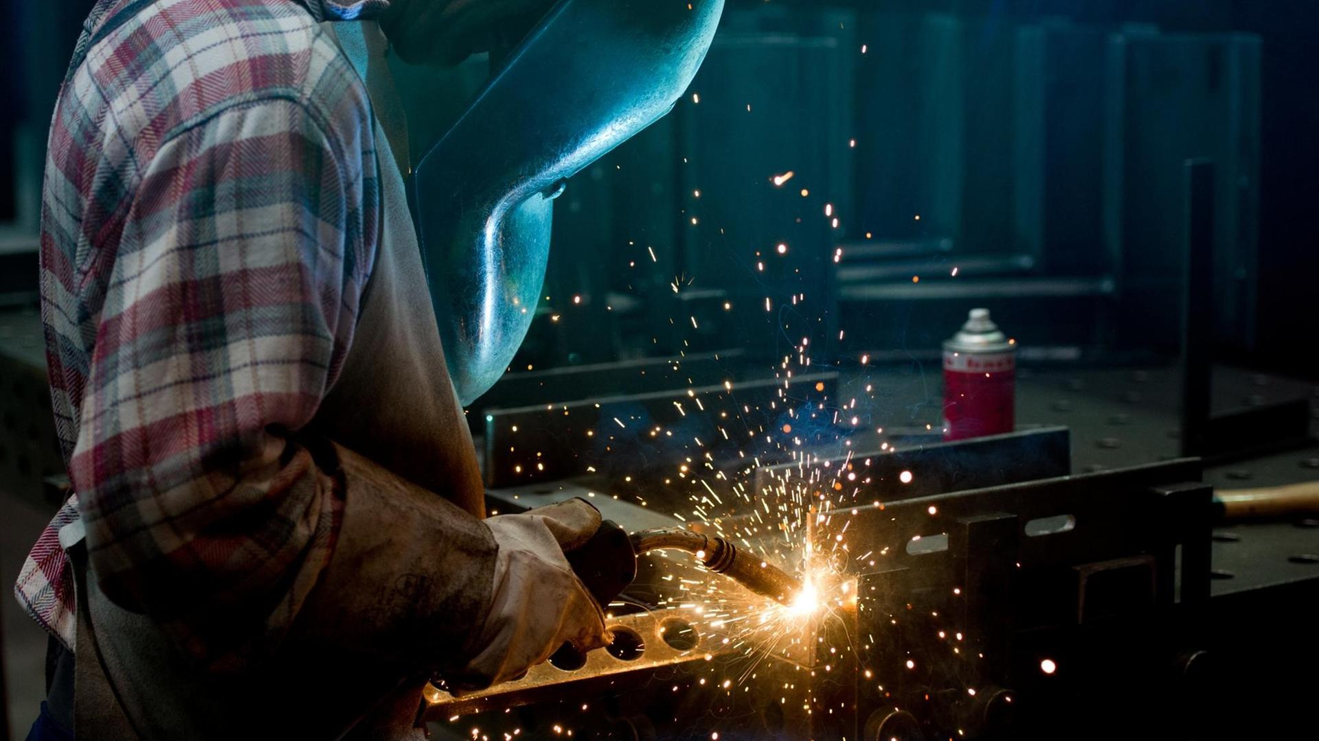 Ein Mitarbeiter der ThyssenKrupp Aufzugswerke schweißt in Neuhausen auf den Fildern (Baden-Württemberg) Metall Ein Mitarbeiter der ThyssenKrupp Aufzugswerke schweißt in Neuhausen auf den Fildern (Baden-Württemberg) Metall