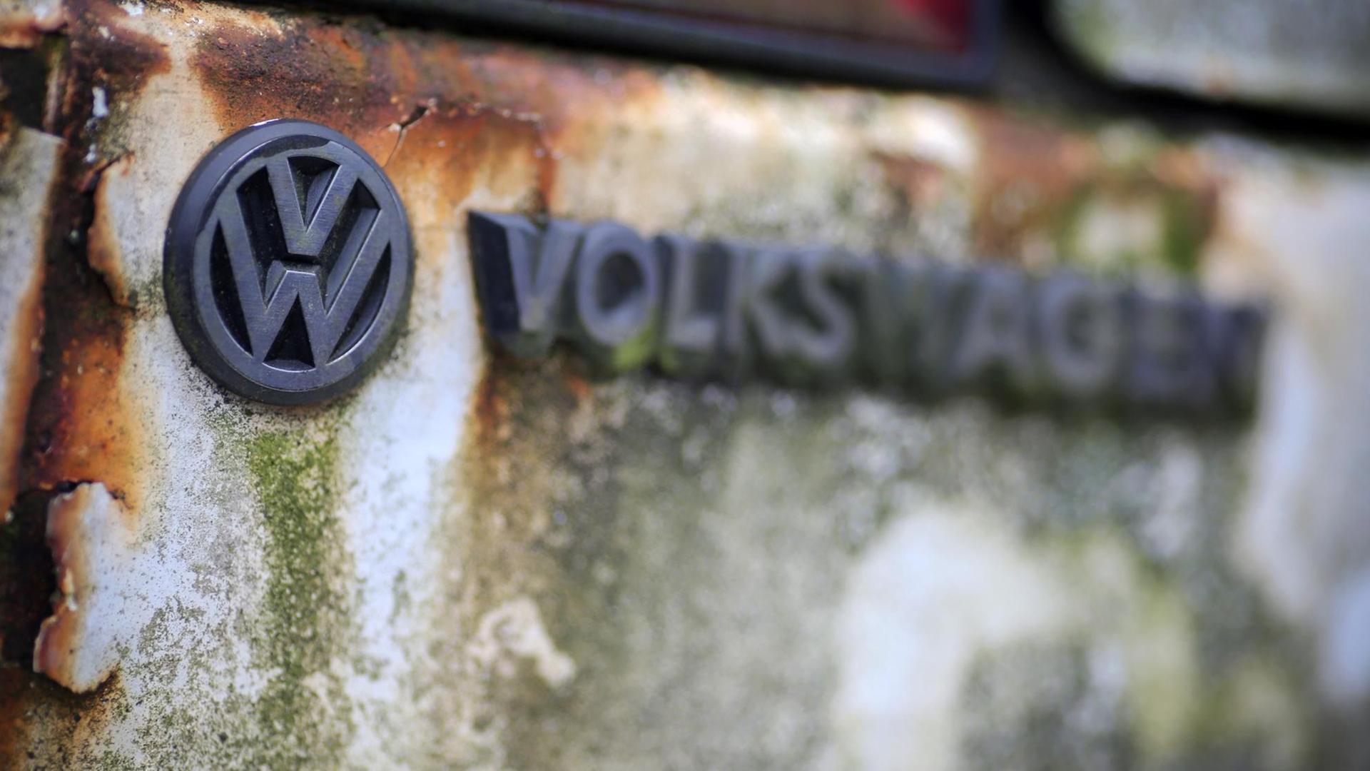 An einem alten Volkswagen (Golf) ist am 23.09.2015 auf einem Schrottplatz in Wiesbaden (Hessen) das Logo des Autokonzerns verwittert. An einem alten Volkswagen (Golf) ist am 23.09.2015 auf einem Schrottplatz in Wiesbaden (Hessen) das Logo des Autokonzerns verwittert.