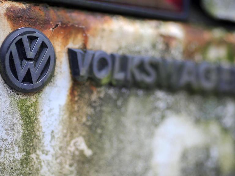 An einem alten Volkswagen (Golf) ist am 23.09.2015 auf einem Schrottplatz in Wiesbaden (Hessen) das Logo des Autokonzerns verwittert.