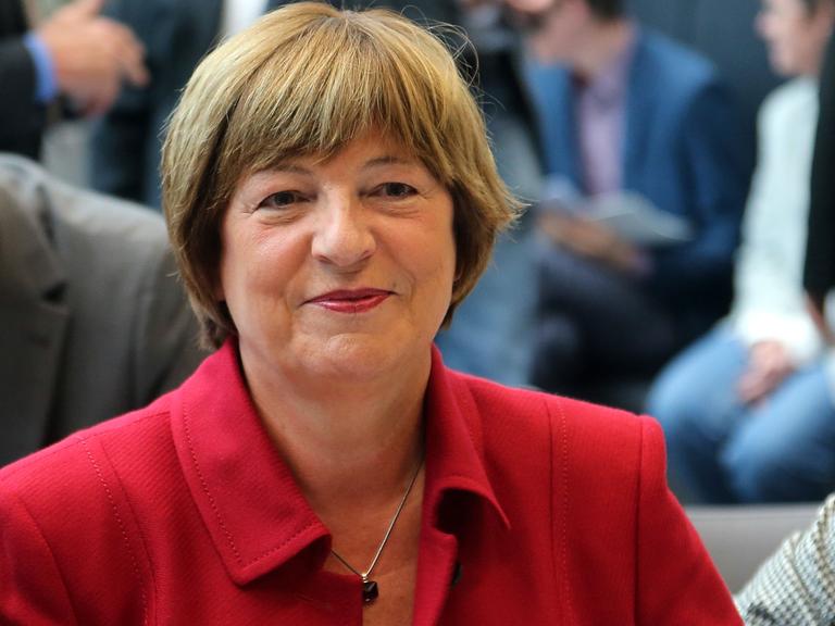 Die Nominierte für das Amt der stellvertretenden Bundestagspräsidentin, Ulla Schmidt, aufgenommen am 21.10.2013 zu Beginn der SPD-Fraktionssitzung im Reichstagsgebäude in Berlin.