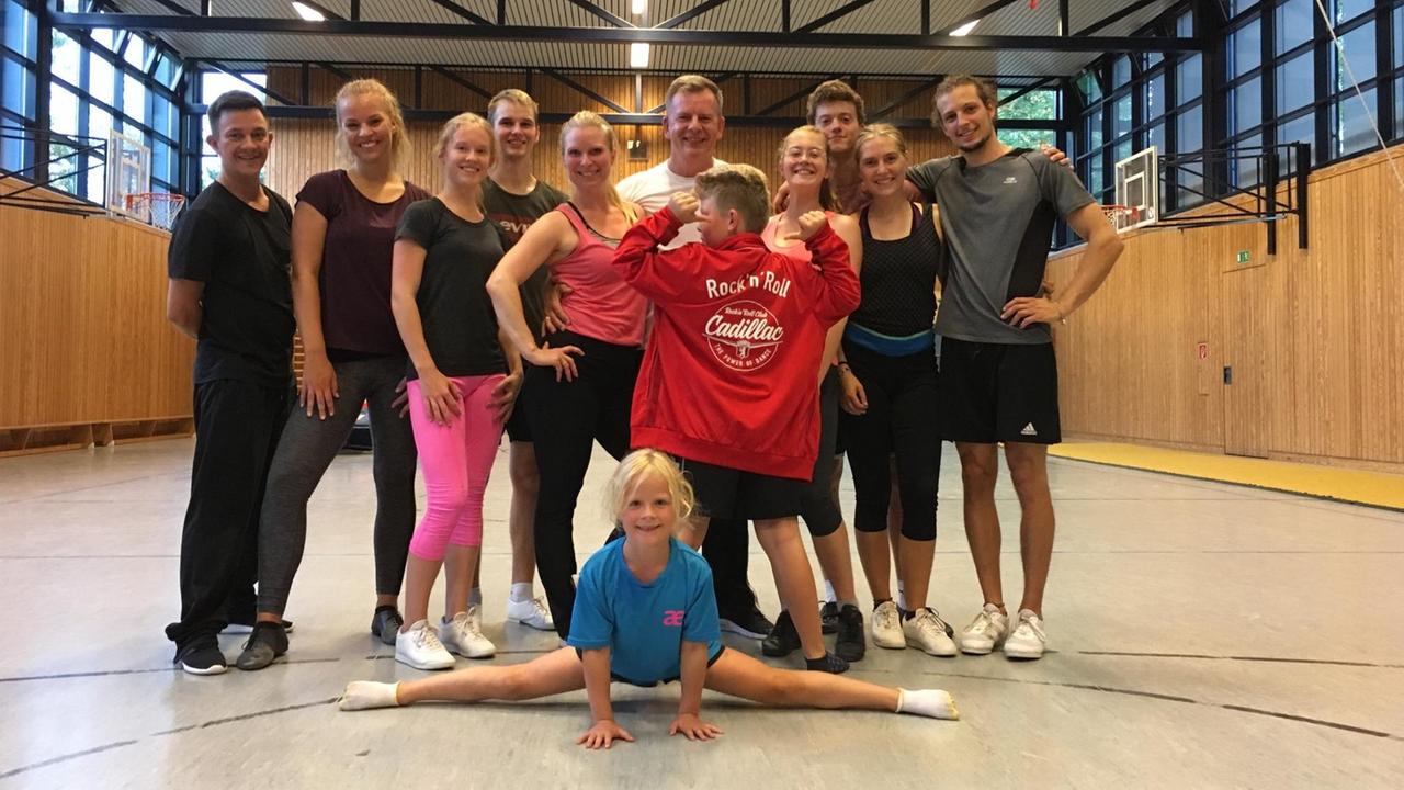 Gruppenbild mit Mitgliedern des RRC Cadillac in einer Übungshalle. Gruppenbild mit Mitgliedern des RRC Cadillac in einer Übungshalle.