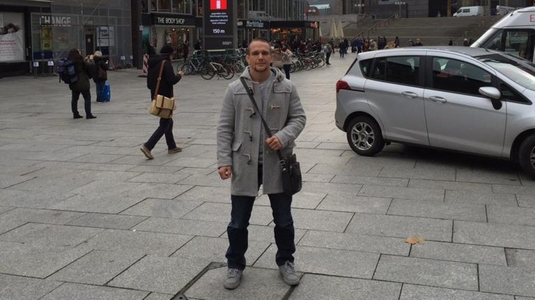 Der ehemalige Polizist Nick Hein vor dem Kölner Hauptbahnhof. Der ehemalige Polizist Nick Hein vor dem Kölner Hauptbahnhof.