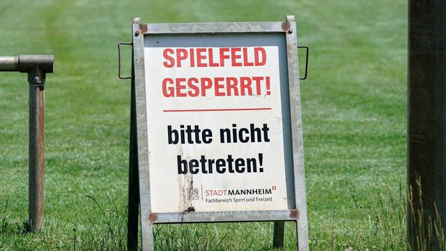 Ein Hinweisschild mit der Aufschrift: Spielfeld gesperrt! bitte nicht betreten! Stadt Mannheim An einem Fußballfeld