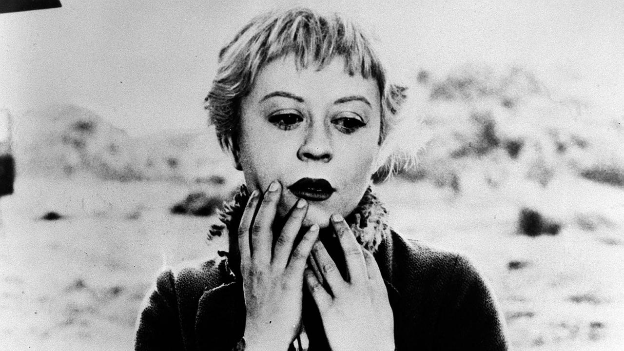 Guiletta Masina in einer Close Up-Szene aus La Strada aus dem Jahr 1954. Für 10.000 Lire hat Gaukler Zampano einer armen Bäuerin die Tochter Gelsomina abgekauft . Die naive und unwissende, doch sensible Gelsomina soll ihn bei seinen Darbietungen unterstützen