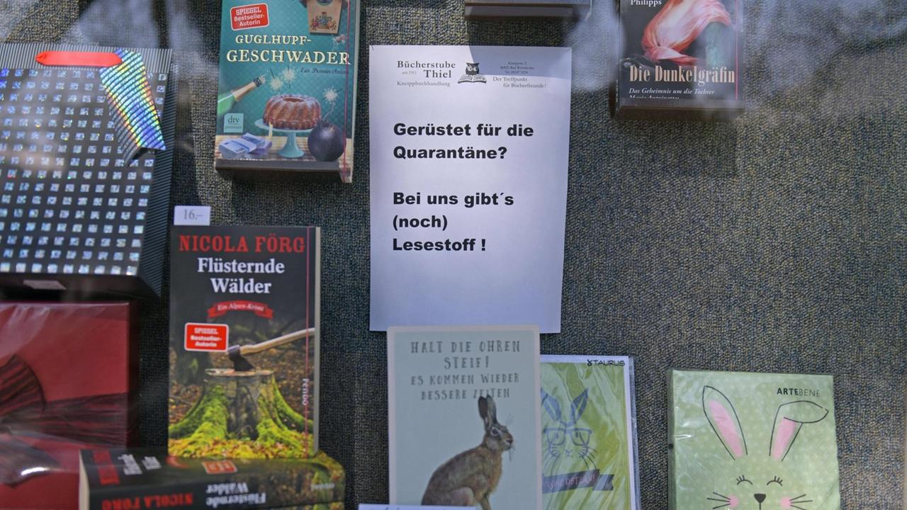 Im Schaufenster eines Buchladens in Bad Wörishofen steht ein Schild mit der Aufschrift: "Gerüstet für die Quarantäne? bei uns gibt's noch Lesestoff" - Halt die Ohren steif, es kommen wieder bessere Tage. Im Schaufenster eines Buchladens in Bad Wörishofen steht ein Schild mit der Aufschrift: "Gerüstet für die Quarantäne? bei uns gibt's noch Lesestoff" - Halt die Ohren steif, es kommen wieder bessere Tage.