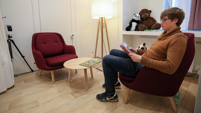 Eine Testperson sitzt in einem Erstaufnahmeraum mit Videoüberwachung im neuen Kinderschutzzentrum der Childhood-Stiftung in Leipzig