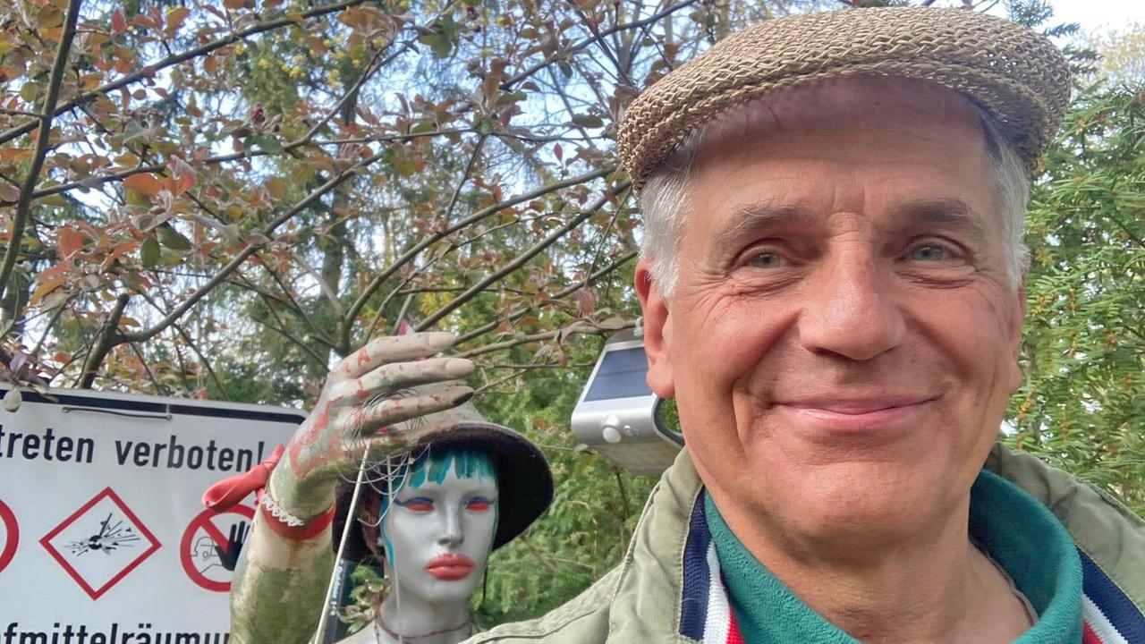 Vergnügtes Selbstporträt von Ulrich Lipka in seinem Garten. Vergnügtes Selbstporträt von Ulrich Lipka in seinem Garten.