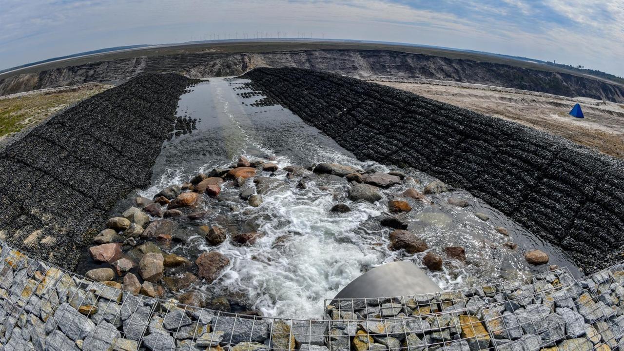 Wasser strömt über das Einlaufbauwerk in den ehemaligen Braunkohletagebau Cottbus-Nord. Wasser strömt über das Einlaufbauwerk in den ehemaligen Braunkohletagebau Cottbus-Nord.