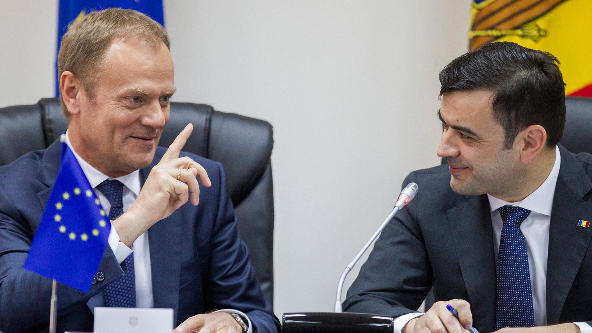 EU-Ratspräsident Donald Tusk bei einem Treffen mit den moldawischen Premierminister Chiril Gaburici in Chisinau. EU-Ratspräsident Donald Tusk bei einem Treffen mit den moldawischen Premierminister Chiril Gaburici in Chisinau.