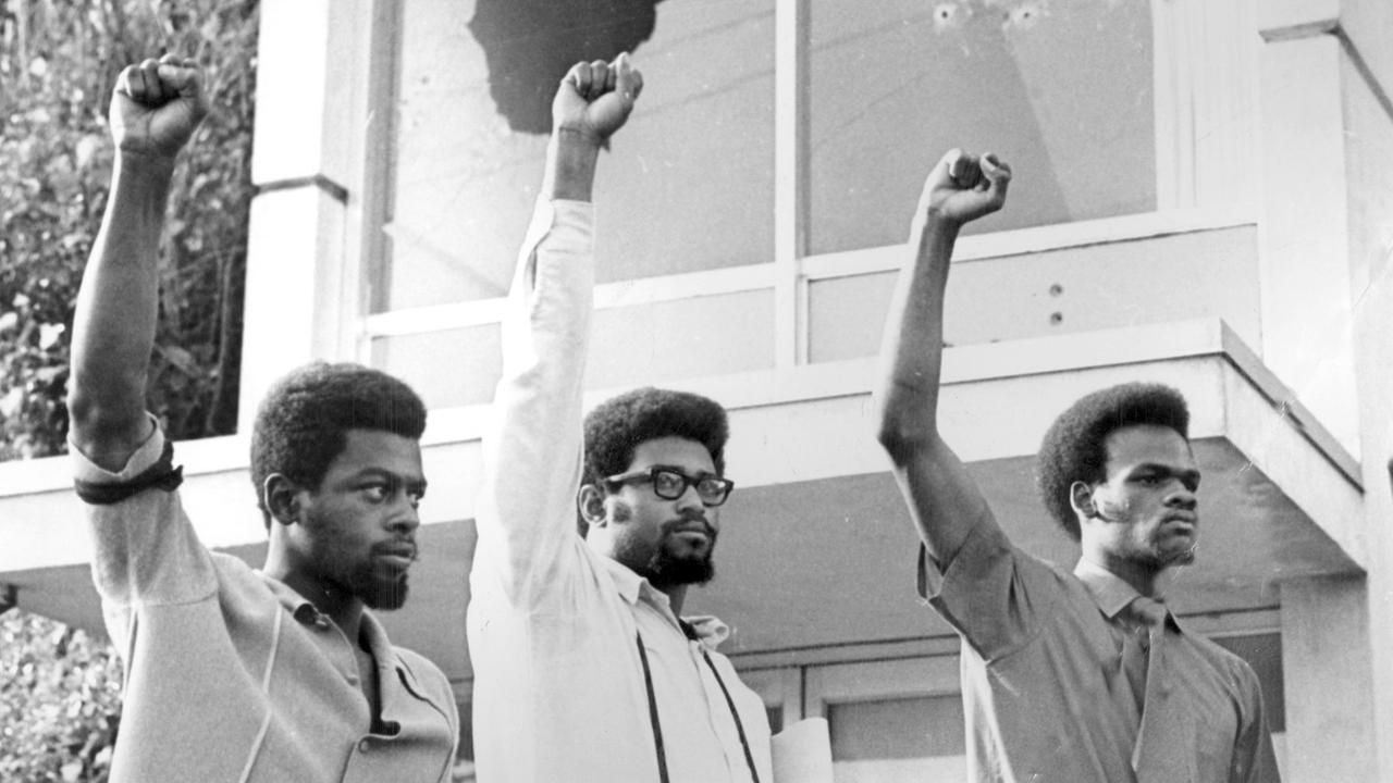 Mitglieder der radikalen Befreiungsorganisation Black Panther auf dem Campus des Jackson State College in Mississippi am 21. Mai 1970. Mitglieder der radikalen Befreiungsorganisation Black Panther auf dem Campus des Jackson State College in Mississippi am 21. Mai 1970.