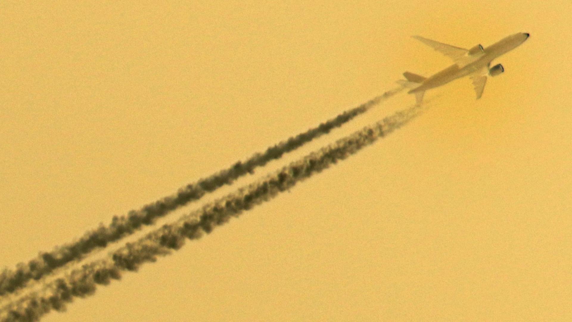 Invertierung eines Bildes, dass ein Flugzeug mit Kondensstreifen vor blauem Himmel zeigt. Invertierung eines Bildes, dass ein Flugzeug mit Kondensstreifen vor blauem Himmel zeigt.
