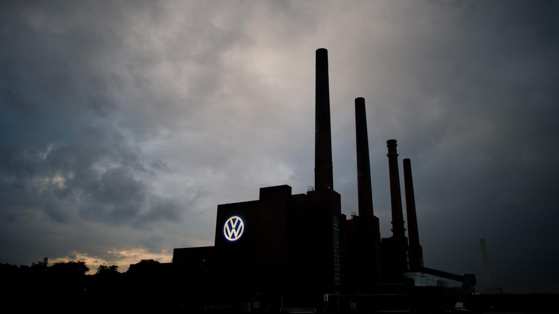 Das Kraftwerk am VW Werk in Wolfsburg (Niedersachsen) zeichnet sich vor dem Abendhimmel ab.