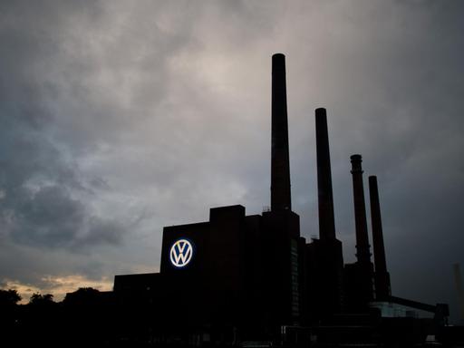 Das Kraftwerk am VW Werk in Wolfsburg (Niedersachsen) zeichnet sich vor dem Abendhimmel ab.