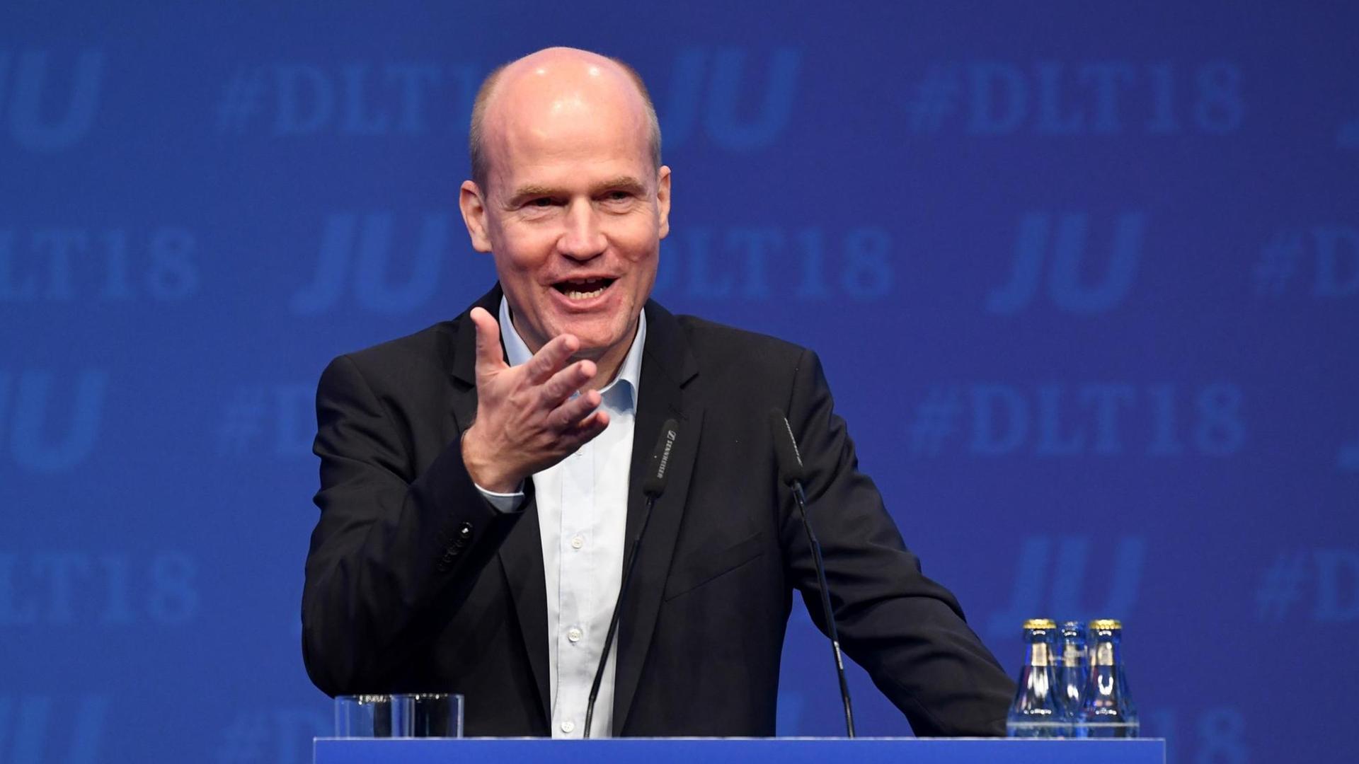 07.10.2018, Schleswig-Holstein, Kiel: Ralph Brinkhaus (CDU), Vorsitzender der CDU/CSU-Bundestagsfraktion, spricht auf dem Deutschlandtag der Jungen Union. Rund 1000 Delegierte und Gäste wollen bei dem Treffen der Jugendorganisation diskutieren, wie Deutschland auch 2030 stabil und wirtschaftlich erfolgreich bleiben kann. Foto: Carsten Rehder/dpa | Verwendung weltweit 07.10.2018, Schleswig-Holstein, Kiel: Ralph Brinkhaus (CDU), Vorsitzender der CDU/CSU-Bundestagsfraktion, spricht auf dem Deutschlandtag der Jungen Union. Rund 1000 Delegierte und Gäste wollen bei dem Treffen der Jugendorganisation diskutieren, wie Deutschland auch 2030 stabil und wirtschaftlich erfolgreich bleiben kann. Foto: Carsten Rehder/dpa | Verwendung weltweit