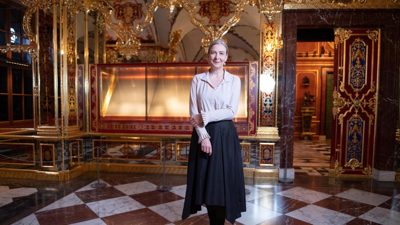 Marion Ackermann, die Generaldirektorin der Staatlichen Kunstsammlungen Dresden, steht im Juwelenzimmer im Historischen Grünen Gewölbe im Dresdner Schloss der Staatlichen Kunstsammlungen Dresden.