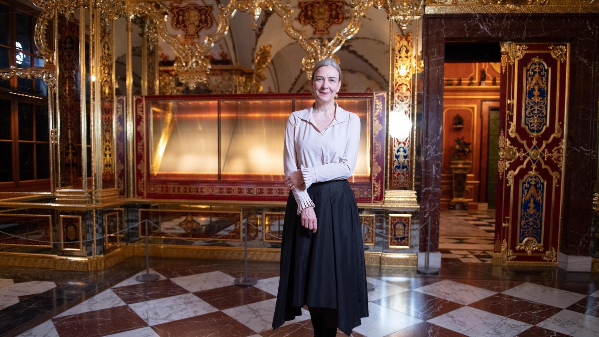 Marion Ackermann, die Generaldirektorin der Staatlichen Kunstsammlungen Dresden, steht im Juwelenzimmer im Historischen Grünen Gewölbe im Dresdner Schloss der Staatlichen Kunstsammlungen Dresden. Marion Ackermann, die Generaldirektorin der Staatlichen Kunstsammlungen Dresden, steht im Juwelenzimmer im Historischen Grünen Gewölbe im Dresdner Schloss der Staatlichen Kunstsammlungen Dresden.