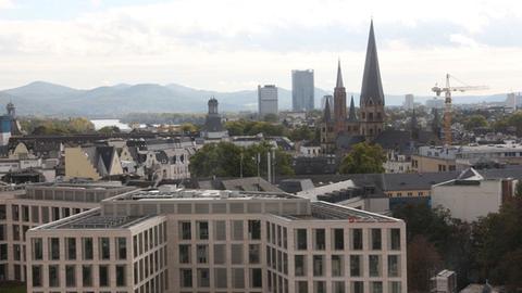 Die Skyline von Bonn mit dem Langen Eugen (ehemaliges Abgeordnetenhaus), Post Tower, der Kreuzkirche und dem Münster.