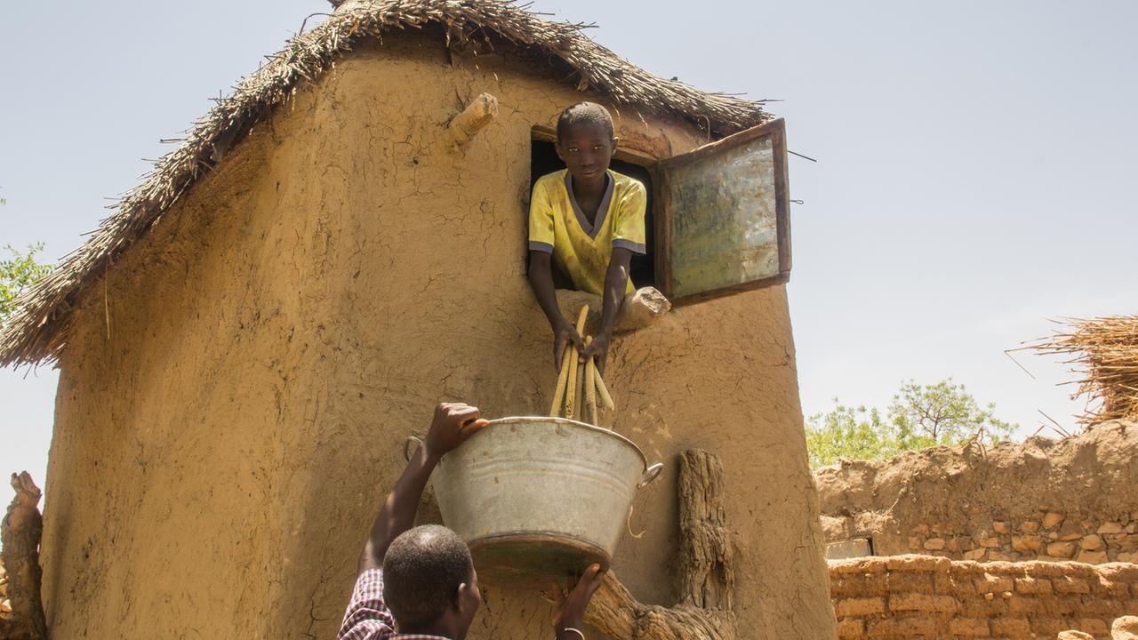 In solchen Speichern aus Lehm lagern die Dogon traditioneller Weise ihre Hirse. In solchen Speichern aus Lehm lagern die Dogon traditioneller Weise ihre Hirse.