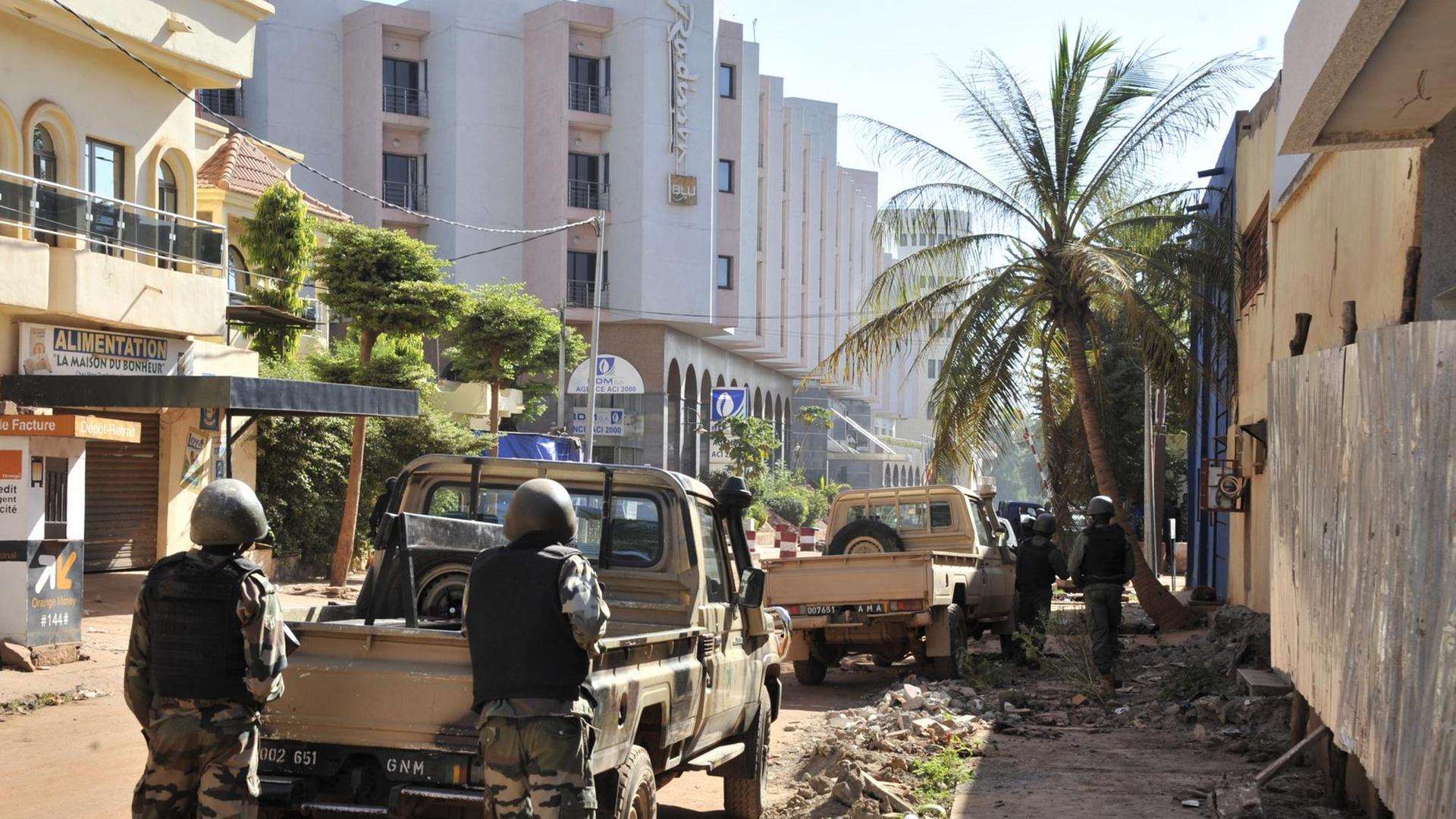 Einsatzkräfte vor dem Radisson Blu Hotel in Bamako. Einsatzkräfte vor dem Radisson Blu Hotel in Bamako.
