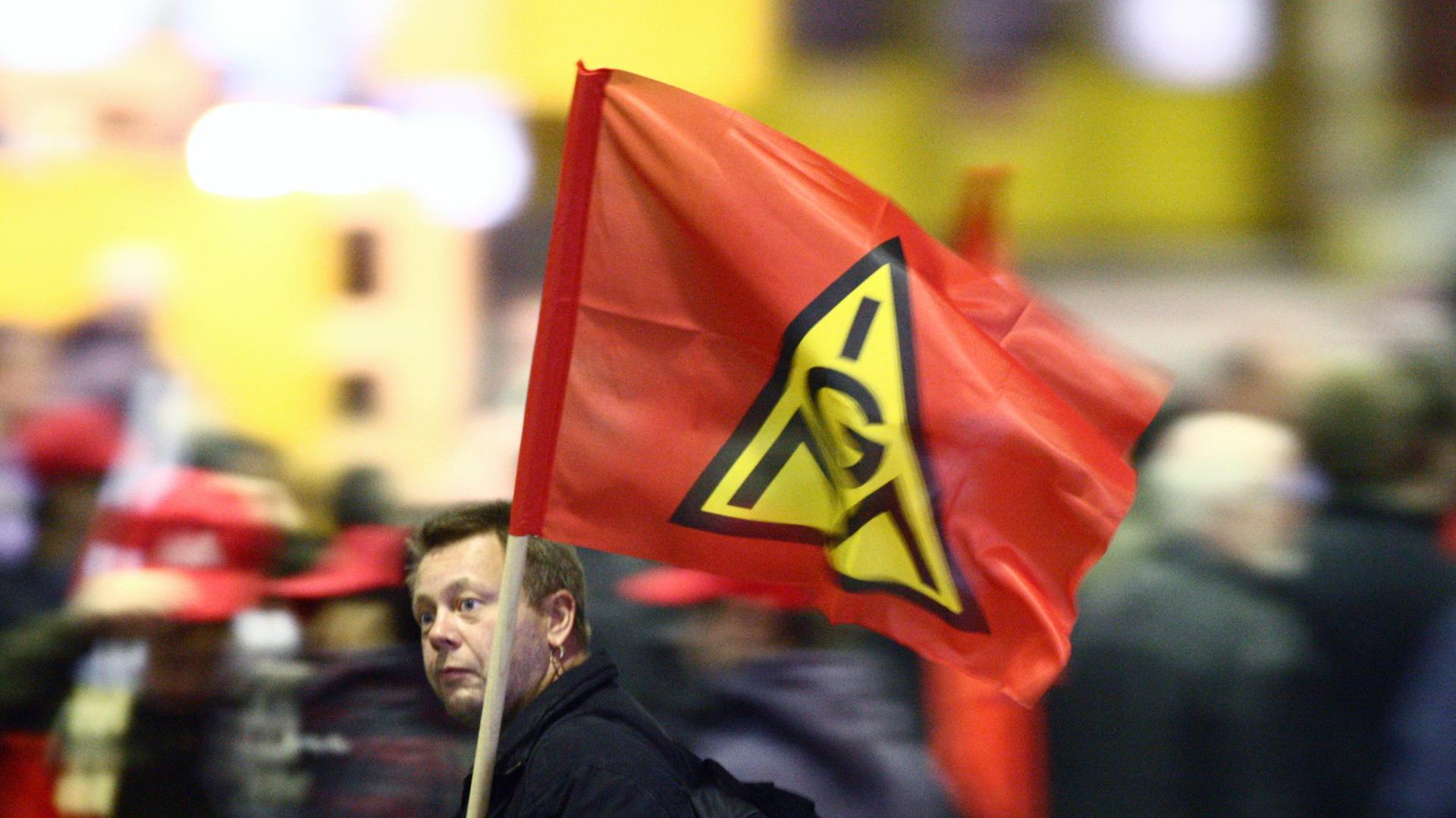 Ein Opel-Mitarbeiter fährt mit einer IG-Metall-Fahne am 05.11.2009 auf einem Fahrrad durch das Opel-Werk in Bochum bei einer Mitarbeiterversammlung. Ein Opel-Mitarbeiter fährt mit einer IG-Metall-Fahne am 05.11.2009 auf einem Fahrrad durch das Opel-Werk in Bochum bei einer Mitarbeiterversammlung.