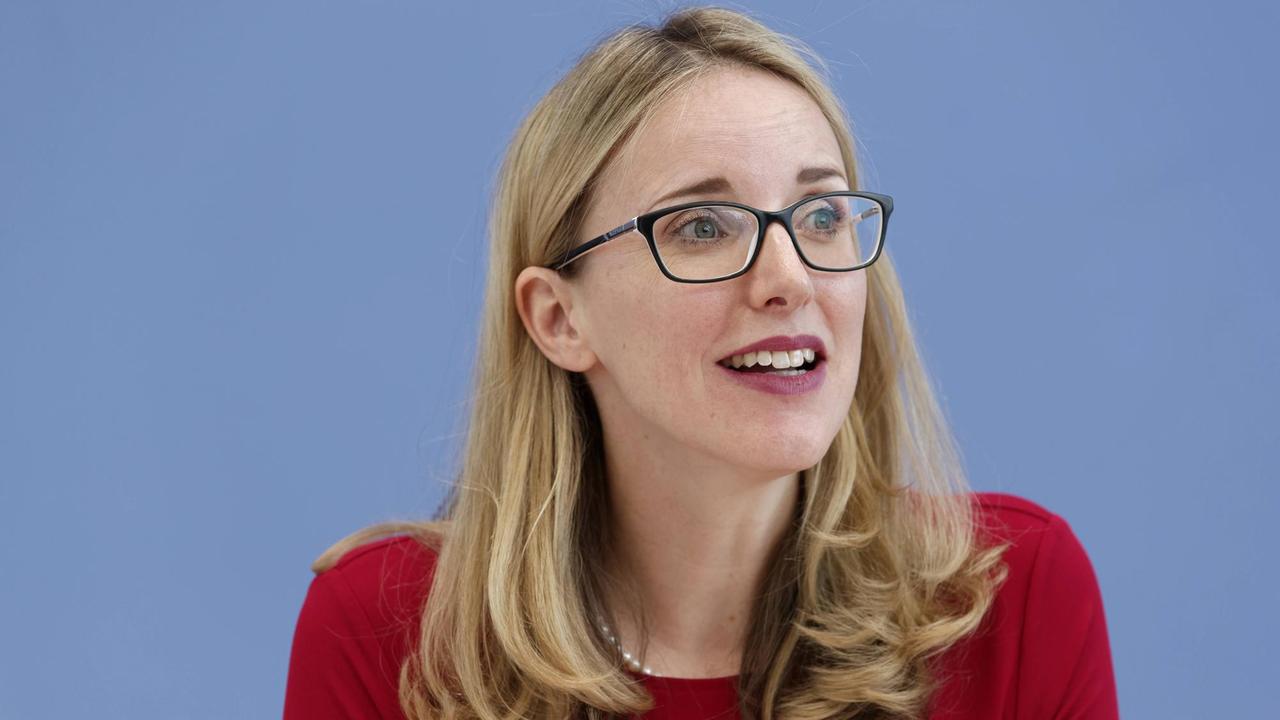 Alena Buyx ist Professorin für Medizinethik. Sie leitet ein Institut in München und ist Mitglied im Ethikrat. Alena Buyx ist Professorin für Medizinethik. Sie leitet ein Institut in München und ist Mitglied im Ethikrat.