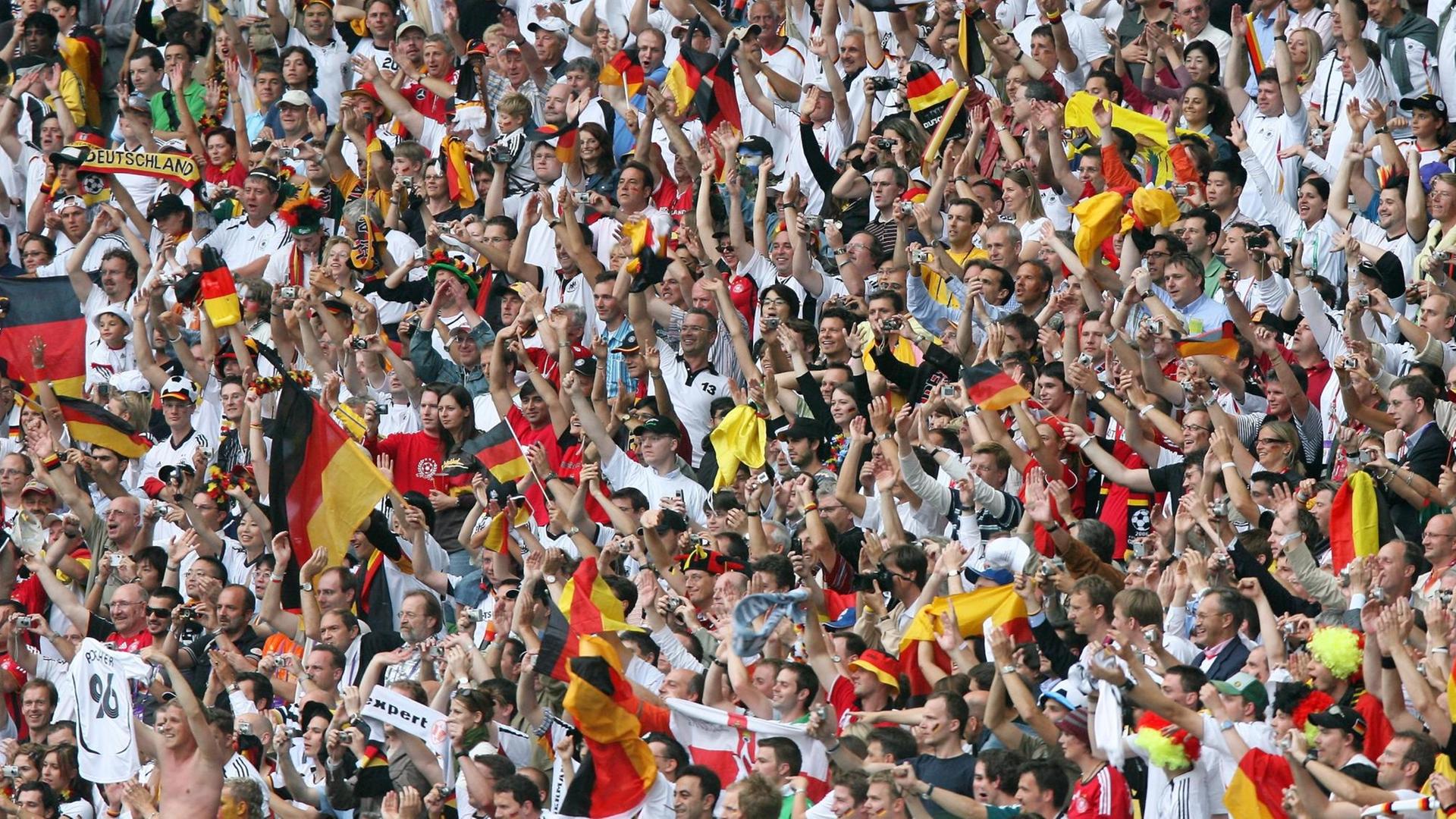 Jubende Menschen auf der Tribüne Jubende Menschen auf der Tribüne