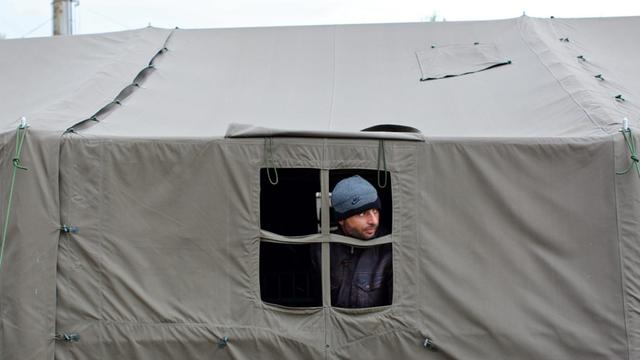 Ein Flüchtling blickt aus einem Zelt an der kroatisch-serbischen Grenze in Opatovac