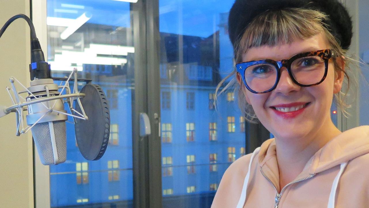 Die Bloggerin Theresa Lachner im Studio von Deutschlandfunk Kultur Die Bloggerin Theresa Lachner im Studio von Deutschlandfunk Kultur