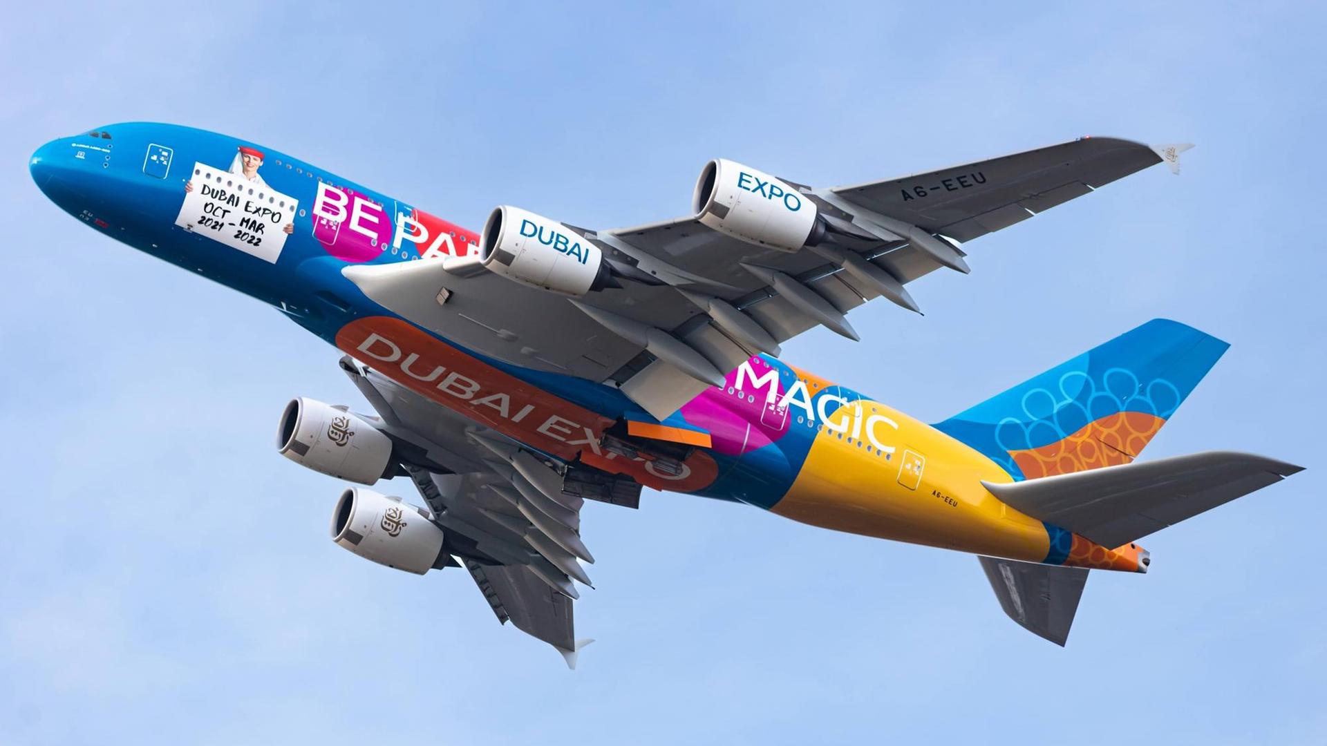 Der Airbus A380-861 A388 mit der Sonderlackierung Dubai Expo Livery der Fluglinie Emirates startet vom Flughafen Hamburg Airport Der Airbus A380-861 A388 mit der Sonderlackierung Dubai Expo Livery der Fluglinie Emirates startet vom Flughafen Hamburg Airport