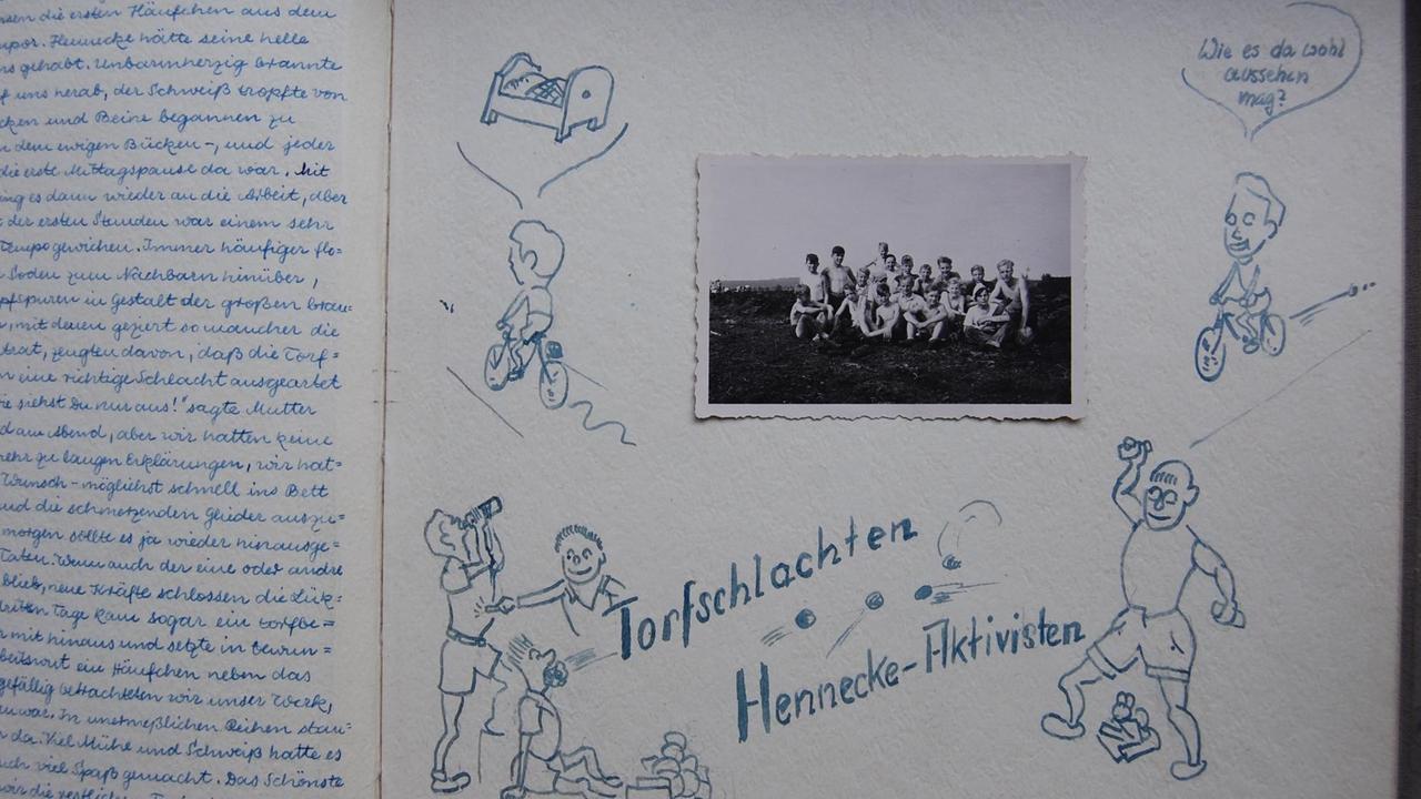 Seiten im Fotoalbum mit Zeichnungen und handschriftlichen Texten, in der Mitte ein Foto der Gruppe  
