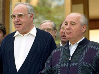 Bundeskanzler Helmut Kohl (links) zu Besuch beim sowjetischen Präsident Michail Gorbatschow am 15. Juli 1990 in Gorbatschows Heimatstadt Archiz in Russland.
