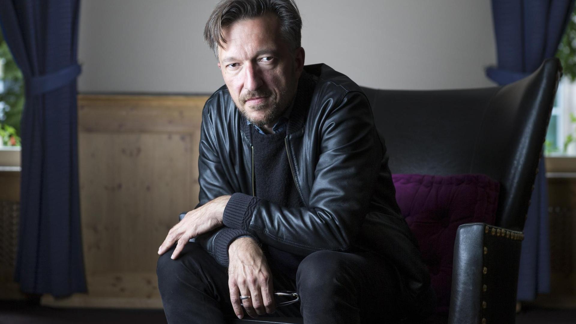 Lukas Baerfuss am 22. Internationalen Literaturfestival Leukerbad am Samstag, 1. Juli 2017, in Leukerbad. (KEYSTONE/Dominic Steinmann) | Lukas Baerfuss am 22. Internationalen Literaturfestival Leukerbad am Samstag, 1. Juli 2017, in Leukerbad. (KEYSTONE/Dominic Steinmann) |