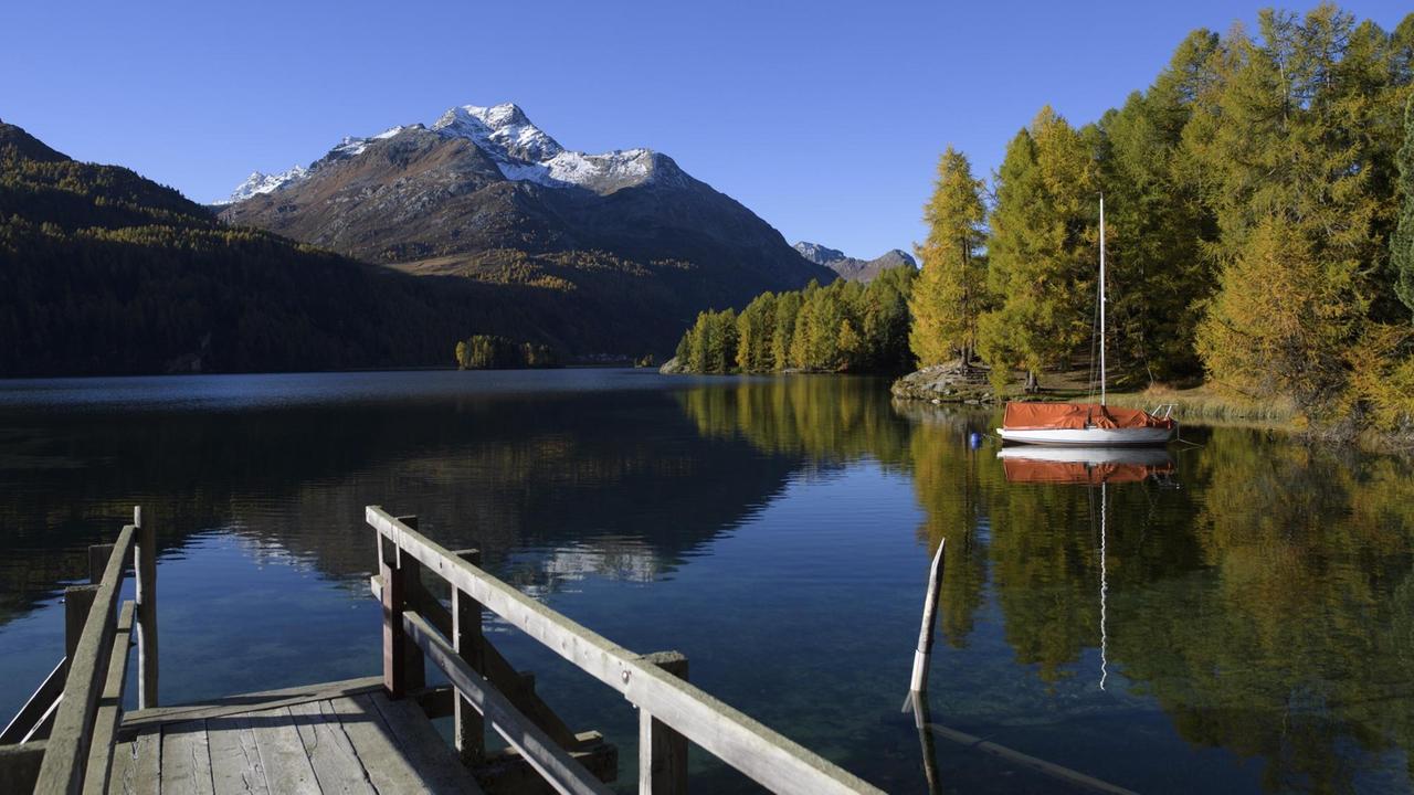 Der Silsersee bei der Halbinsel Chasté mit Blick auf den Piz da la Margna im Frühherbst
Der Silsersee bei der Halbinsel Chasté mit Blick auf den Piz da la Margna im Frühherbst