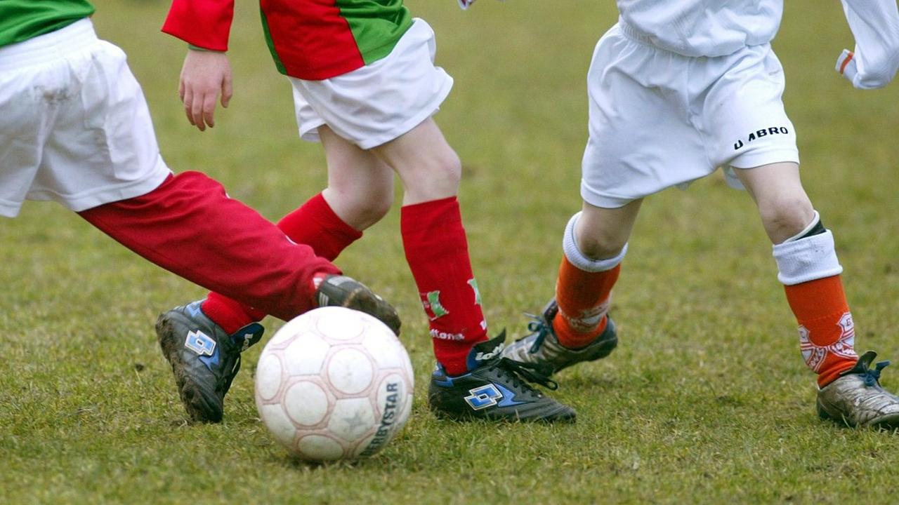 Fußball spielende Kinder Fußball spielende Kinder