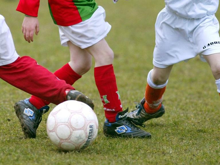 Fußball spielende Kinder