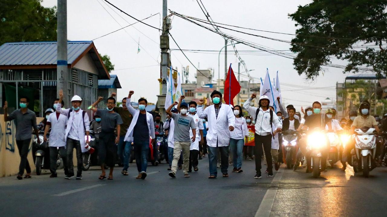 Menschen protestieren gegen den Militärputsch in Mandalay im April 2021. Menschen protestieren gegen den Militärputsch in Mandalay im April 2021.