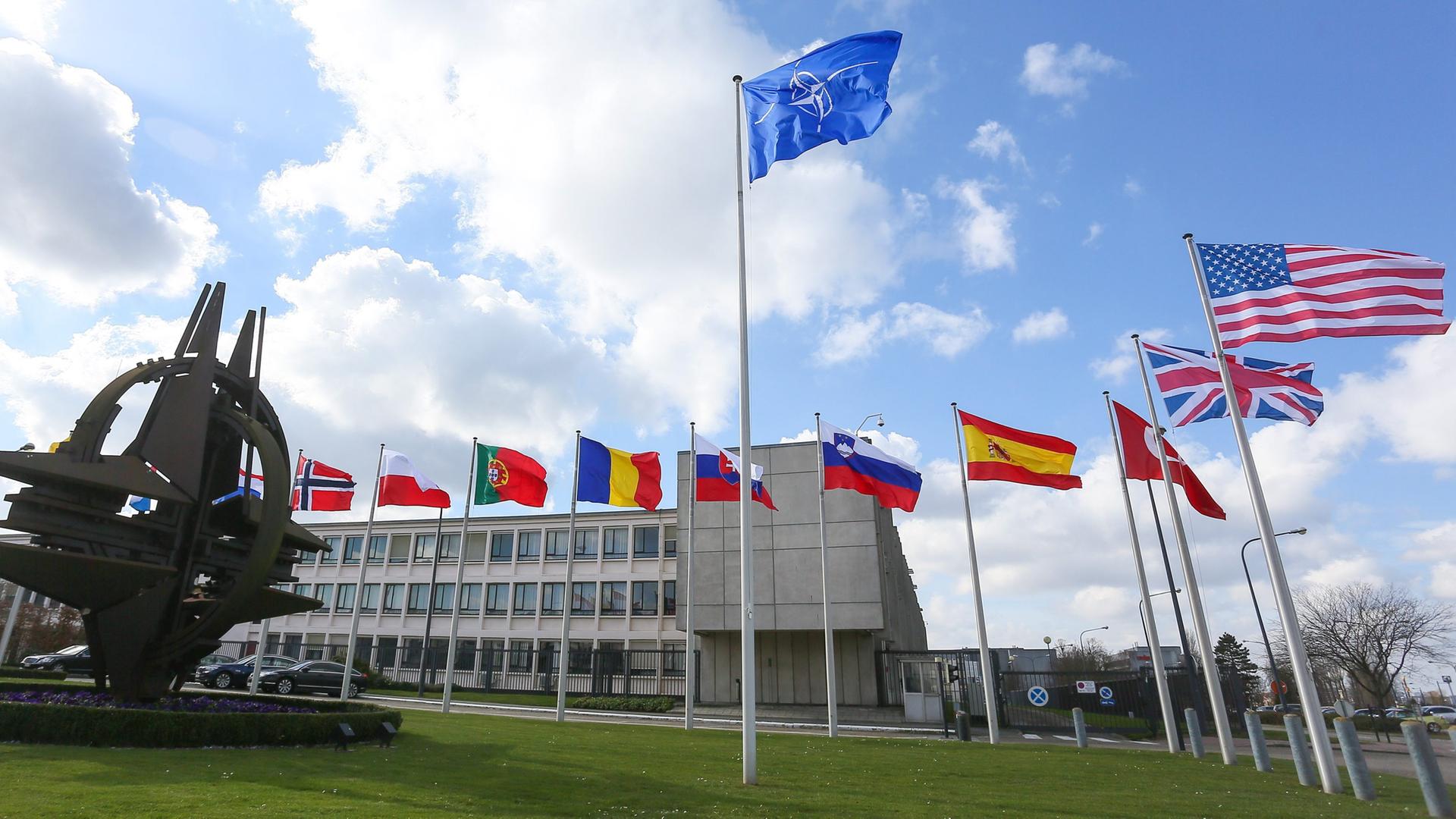 Das Nato-Hauptquartier in Brüssel. Die Fahnen der Mitgliedsländer wehen im Wind. Das Nato-Hauptquartier in Brüssel. Die Fahnen der Mitgliedsländer wehen im Wind.