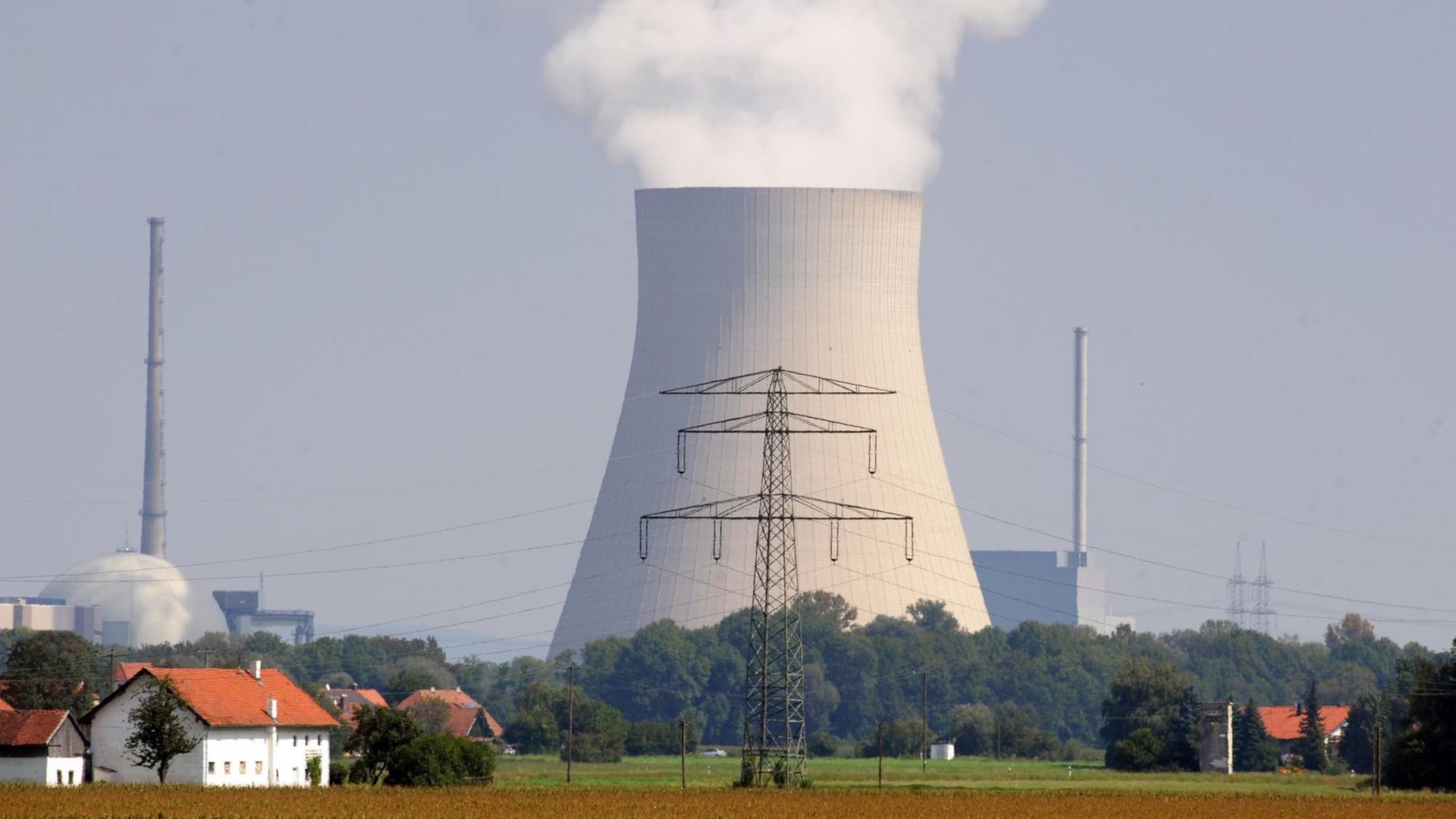 Atomkraftwerke Isar 1 und 2 mit dem Kühlturm nahe Essenbach (Niederbayern), aufgenommen am 25.08.2009. Foto: Armin Weigel dpa/lby +++(c) dpa - Report+++ | Verwendung weltweit Atomkraftwerke Isar 1 und 2 mit dem Kühlturm nahe Essenbach (Niederbayern), aufgenommen am 25.08.2009. Foto: Armin Weigel dpa/lby +++(c) dpa - Report+++ | Verwendung weltweit