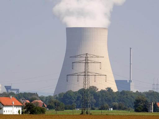 Atomkraftwerke Isar 1 und 2 mit dem Kühlturm nahe Essenbach (Niederbayern), aufgenommen am 25.08.2009. Foto: Armin Weigel dpa/lby +++(c) dpa - Report+++ | Verwendung weltweit