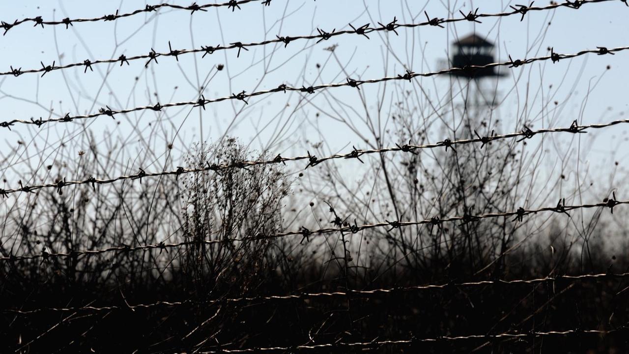 Ein Stacheldrahtzaun an der Grenze zwischen Türkei und Bulgarien hebt sich vom Himmel ab. Ein Stacheldrahtzaun an der Grenze zwischen Türkei und Bulgarien hebt sich vom Himmel ab.